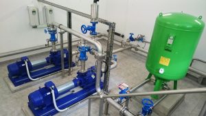 PST Randelswiesen, Innenansicht, Pumpen und Rohrleitungsanlage sowie Windkessel