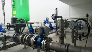 PST Randelswiesen, Innenansicht, Rohrleitungsanlage und Messinstrumente