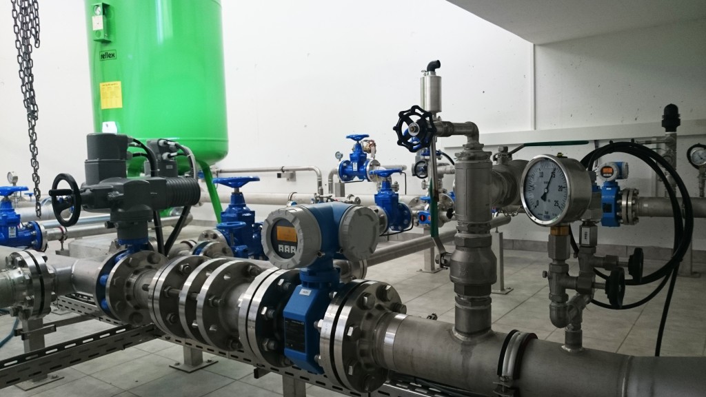 PST Randelswiesen, Innenansicht, Rohrleitungsanlage und Messinstrumente