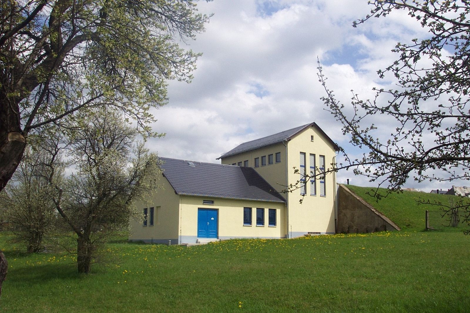 2002-04-30_WW-Schönfeld-Aussenansicht